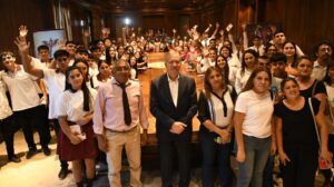 1010x567_elias-suarez-junto-estudiantes-478783-140326