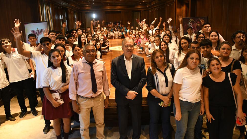1010x567_elias-suarez-junto-estudiantes-478783-140326