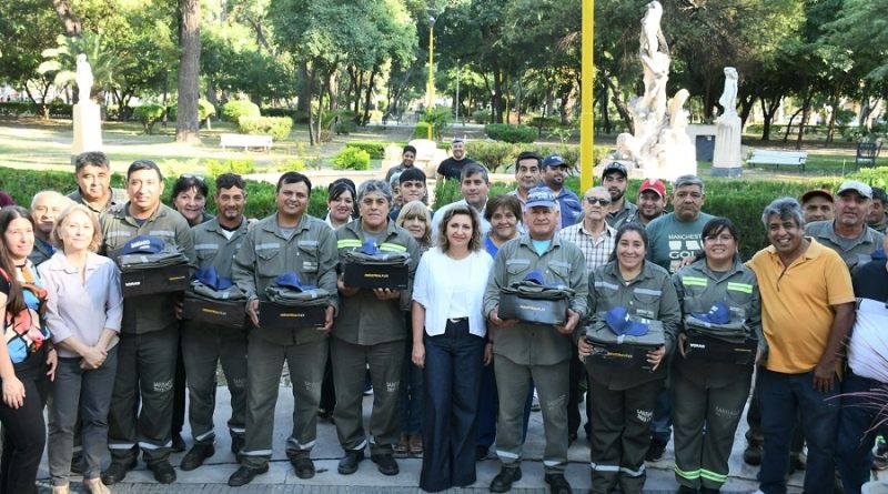 entrega-de-uniformes-Parques-y-Paseos-800x445