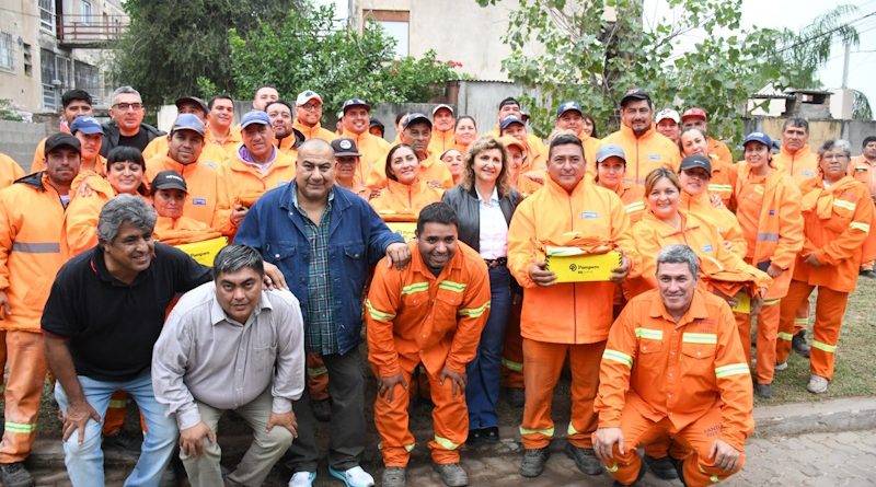 Intendente-entrega-de-ropa-de-trabajo-800x445