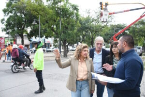 Intendente-superviso-instalacion-de-semaforo