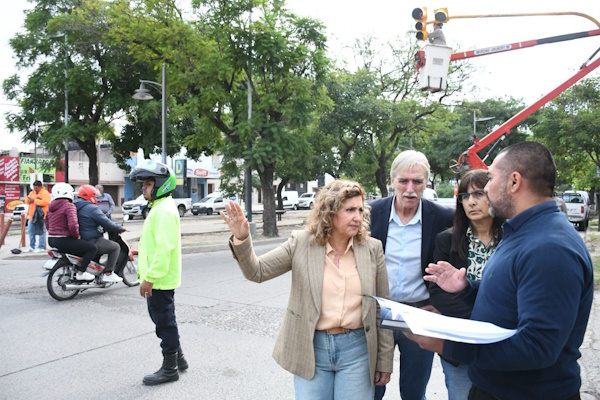 Intendente-superviso-instalacion-de-semaforo