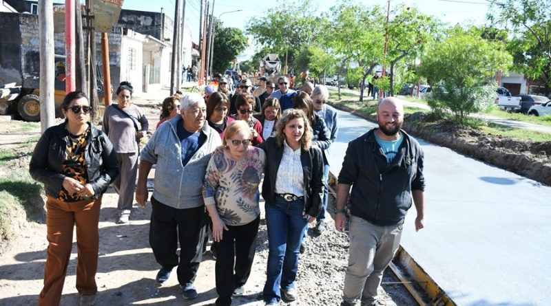 Intendente-visita-de-obra-de-repavimentacion-800x445