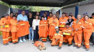 Intendente-entrega-de-ropa-a-centros-operativos-800x445