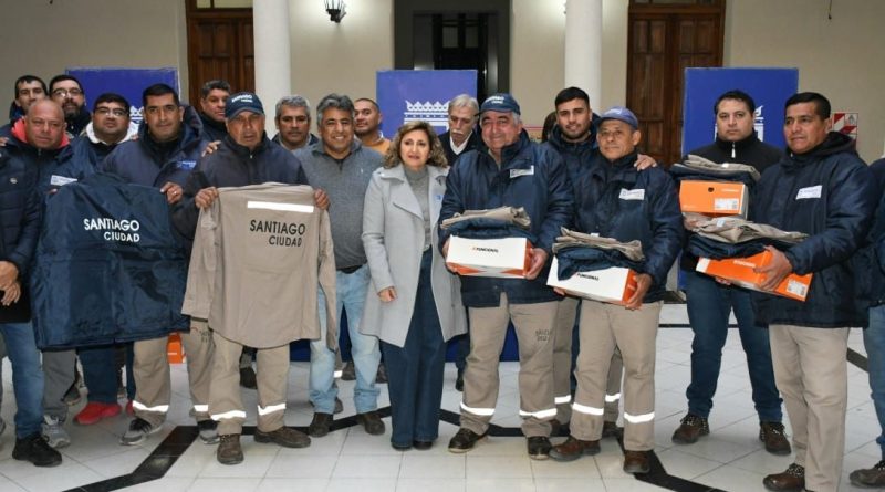 Intendente-entrega-uniformes-Electricidad-800x445