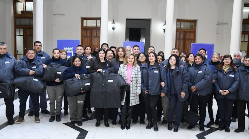 intendente-entrega-indumentaria-a-Gestion-Urbana-800x445