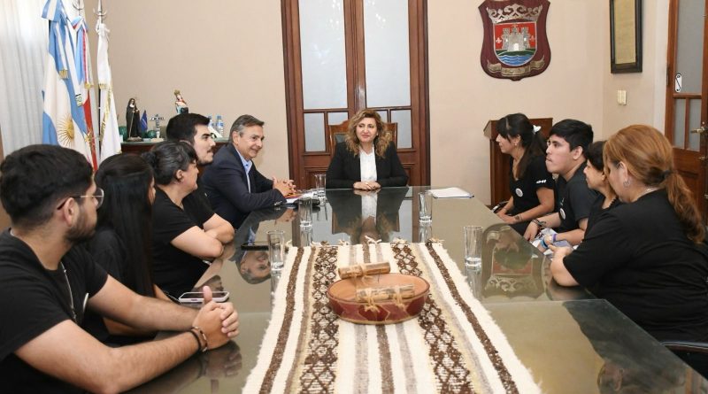 Intendente-coro-de-senas-800x445