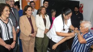 Campana-de-vacunacion-adultos-mayores-800x445