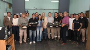 entrega-uniformes-a-Estudios-y-Proyectos-800x445