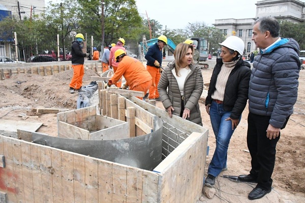 Intendente-visita-de-obra-plaza