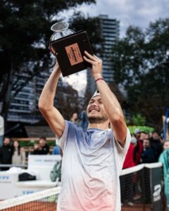 Alex Barrena levanta el ansiado Challenger de Buenos Aires. Foto: Agencia NA (Prensa Challenger de Buenos Aires).
