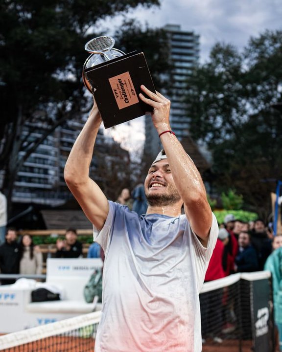 Alex Barrena levanta el ansiado Challenger de Buenos Aires. Foto: Agencia NA (Prensa Challenger de Buenos Aires).