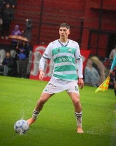 Felipe Obradovich controla la pelota durante el triunfo de Ferro. Foto: Agencia NA (@FerroOficial).