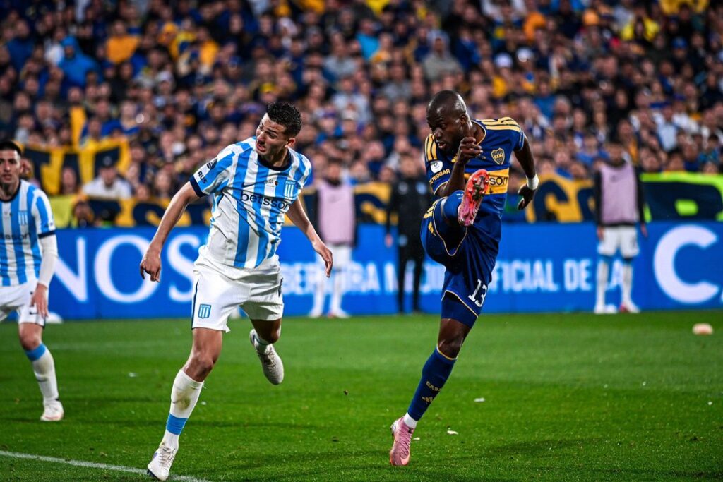Enner Valencia y el cabezazo para igualar un partido adverso ante Racing. Foto: Agencia NA (@Copa_Argentina)