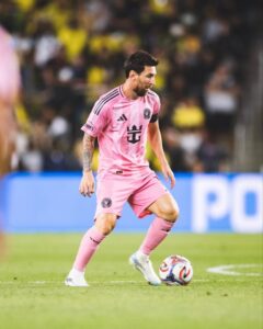 Lionel Messi controla la pelota durante la derrota del Inter Miami. Foto: Agencia NA (@InterMiamiCF).