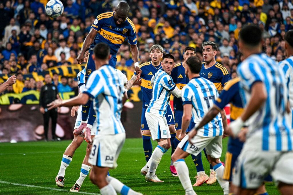 Enner Valencia se impone de cabeza en el tanto que comenzó la remontada. Foto: Agencia NA (Redes @Copa_Argentina).